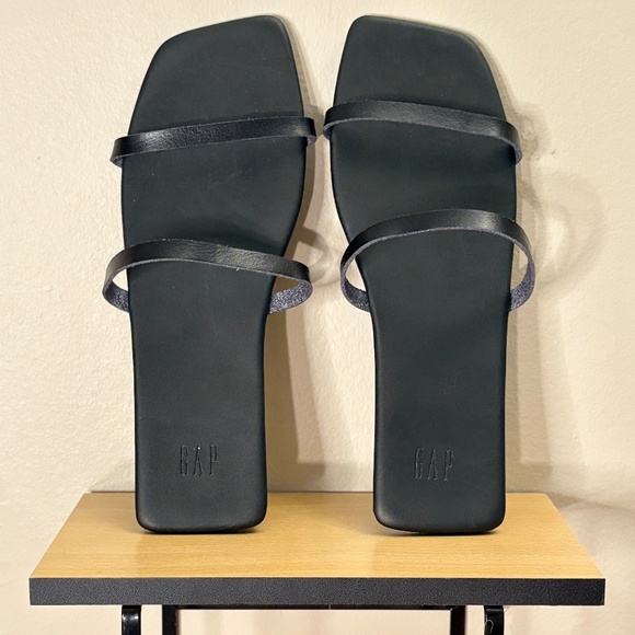 3/$10⚡️GAP Black Leather Strap Minimalistic Square Toe Slip-on Sandal Size 9 - Picture 1 of 10